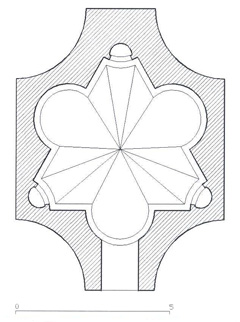 (Fig. 79). Planta del camarín, reconstrucción ideal, ya que las dos primeras concavidades del exterior no han llegado hasta nuestros días; dibujo realizado por el arquitecto Flavio Monje.
